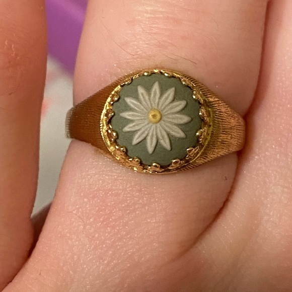 Jewelry - Solid 14 karat gold, green, white and yellow flower Vintage style Wedgwo…